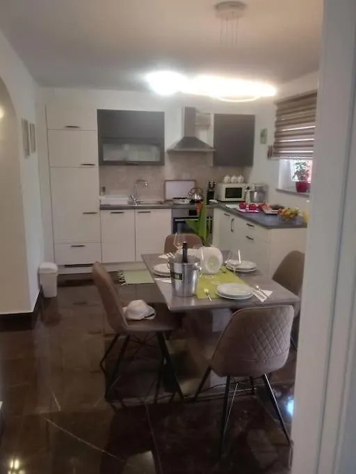 Apartament Apartma Nada, Tu Boste V Centru Poletnega Utripa Pula